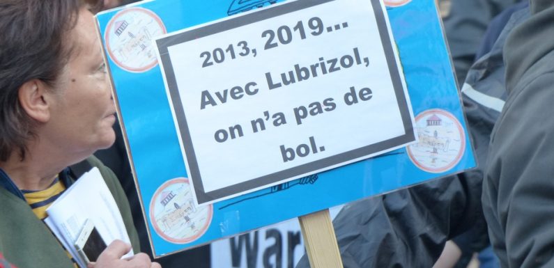 Incendie de l’usine Lubrizol à Rouen : « On ne veut pas être rassuré, on veut être informé », réclament des manifestants
