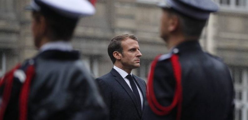 PODCAST. « Minute Papillon ! » : Macron appelle à la mobilisation face à « l’hydre islamiste », et les 82 lunes de Saturne
