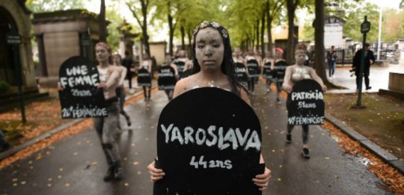 «Stop féminicides»: Une centaine de Femen manifestent au cimetière du Montparnasse