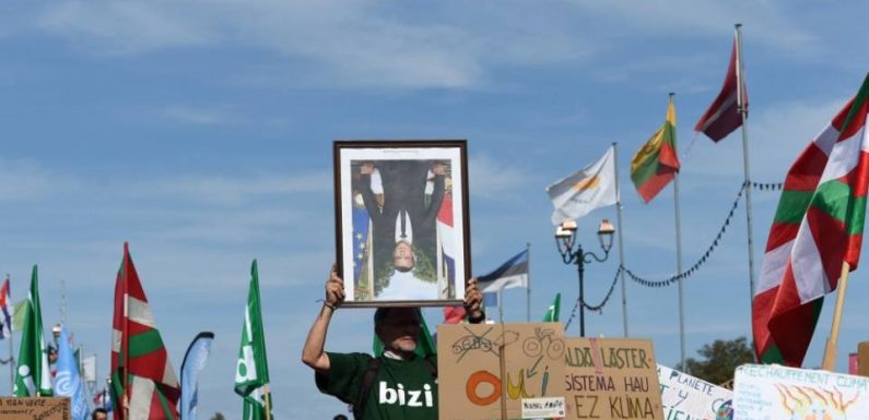 Portraits de Macron décrochés : Cinq cents euros d’amende pour des militants écologistes à Paris