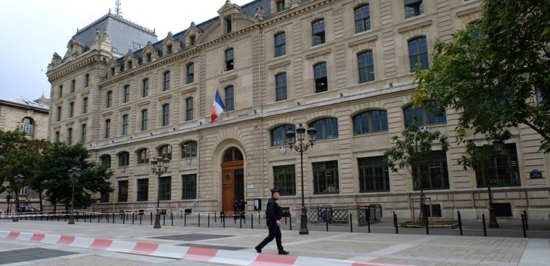 Attaque au couteau à la préfecture de police : Les policiers rendent hommage à leurs collègues tués