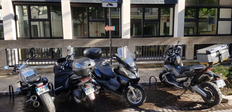 Quel est le bilan du stationnement payant pour les motos et les scooters à Vincennes et Charenton ?
