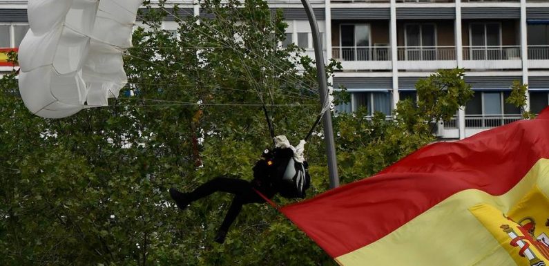 Espagne: Un parachutiste percute un lampadaire en plein défilé militaire