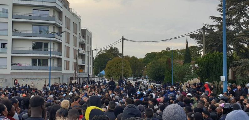 A Villiers-le-Bel, près d’un millier de personnes marchent en silence pour Ibrahima Ba, mort près d’un contrôle de police