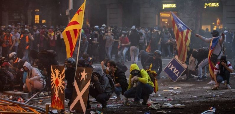 Catalogne: Barcelone plonge dans le chaos après une manifestation monstre