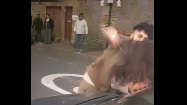 Londres : une femme frappée à la tête en pleine rue (Vidéo choquante)