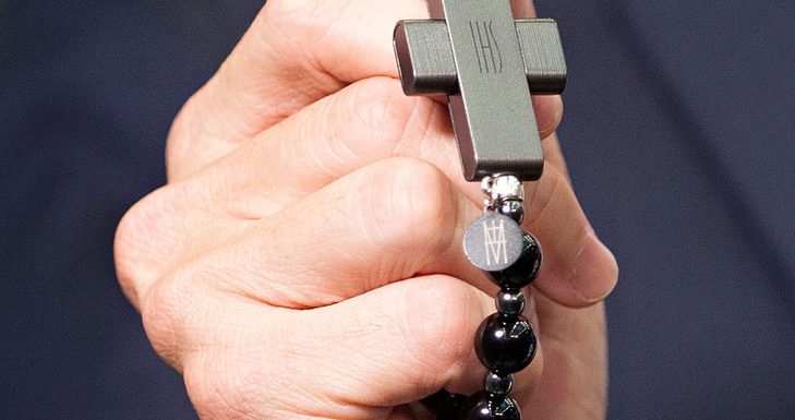 Le chapelet connecté du Vatican, critiqué pour son prix et facilement piraté