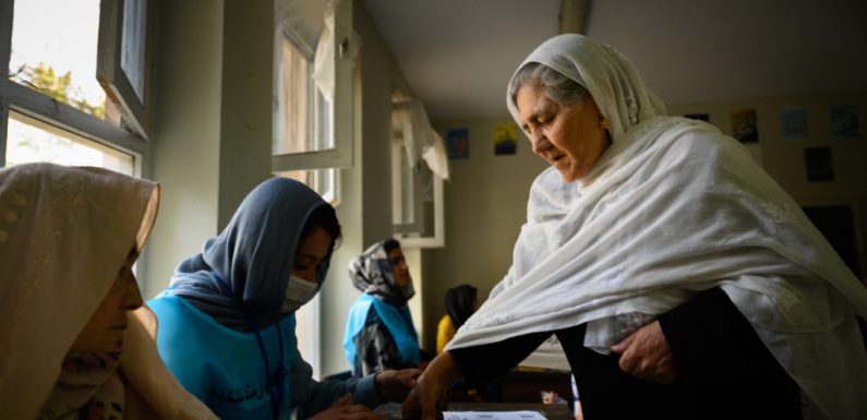 In Spite of Taliban Threats, Afghan Women Come Out to Cement Their Right to Vote