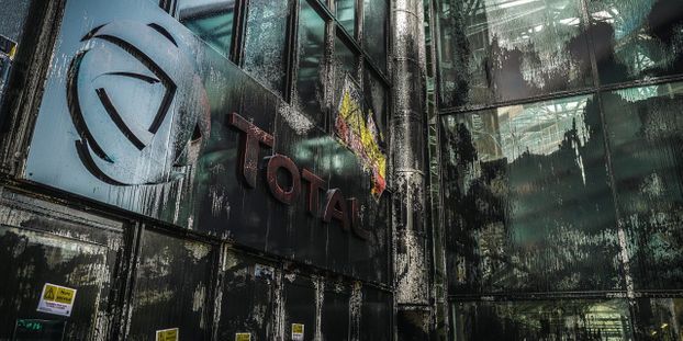 Des militants d’Attac peignent en noir le siège de Total