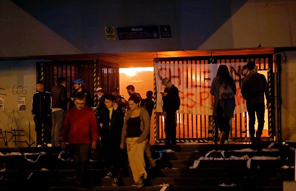 Chili: état d’urgence après de violentes manifestations dues à la hausse du prix du métro