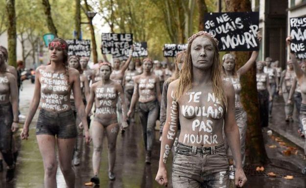 « Je ne voulais pas mourir » : les Femen se déguisent en zombies pour dénoncer les féminicides