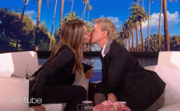 Jennifer Aniston partage un baiser avec Ellen DeGeneres