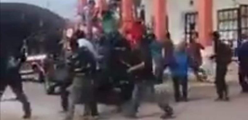 Un maire du Mexique attaché à un camion et traîné dans les rues par des paysans en colère