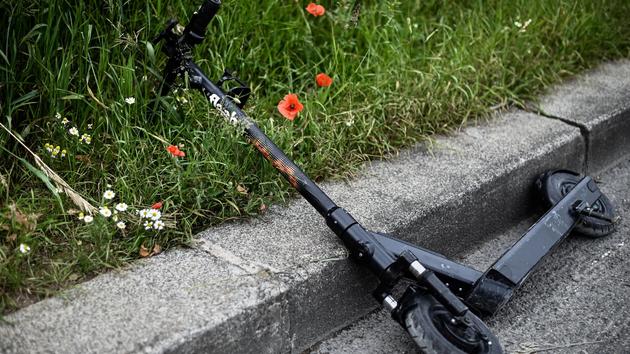 Dangereuse, pas écolo… En un an, l’image de la trottinette électrique s’est dégradée