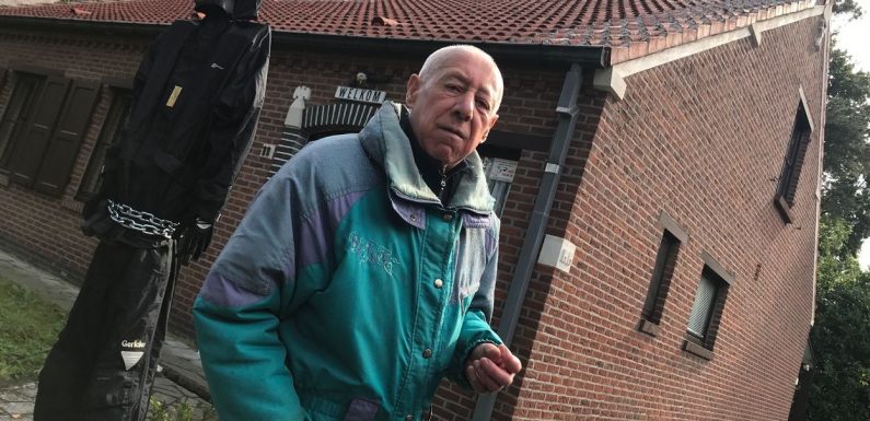 Le propriétaire de la maison nazie décroche tous les symboles avant sa comparution devant la justice