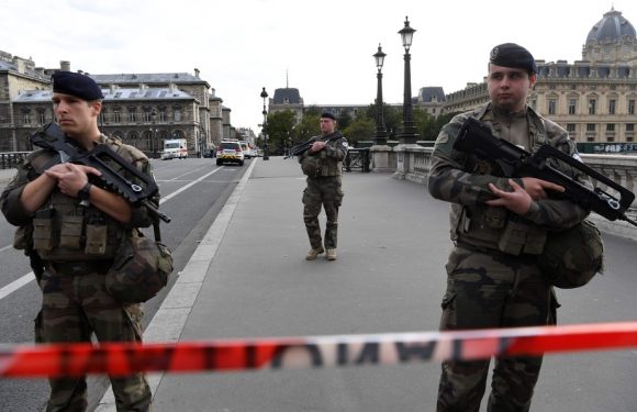 Policiers tués à Paris : les motivations de l’assaillant au cœur de l’enquête