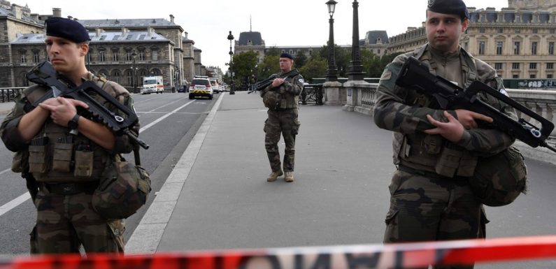 Policiers tués à Paris : les motivations de l’assaillant au cœur de l’enquête