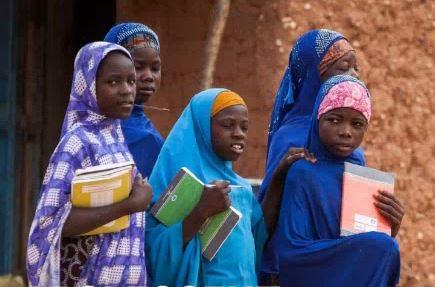 Tchad : fabriquer ses serviettes hygiéniques pour pouvoir aller à l’école