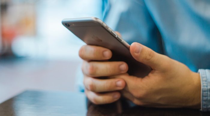 Son iPhone l’ayant «rendu gay», il porte plainte contre Apple