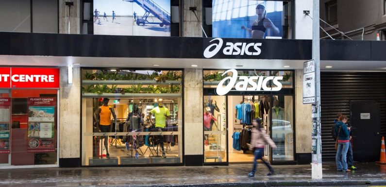 Victime de piratage, Asics diffuse du contenu pour adultes sur ses écrans publicitaires