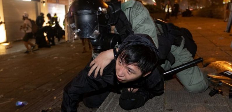 Fractures et hémorragies internes : les méthodes “irresponsables et aveugles” de la police hongkongaise dénoncées par Amnesty