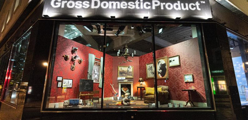 Banksy ouvre une boutique éphémère baptisée “PIB” à Londres dédiée à la gloire du capitalisme