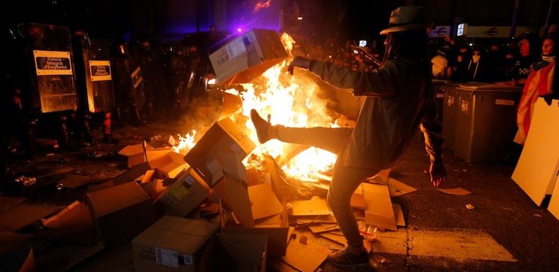 Catalogne : « jour d&rsquo;après » violent à Barcelone entre manifestants et police