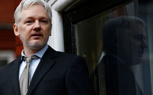 Julian Assange, confus et bredouillant, devant la justice à Londres