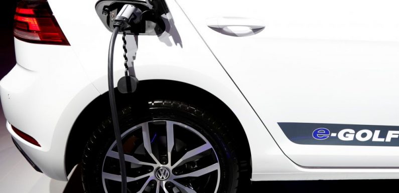 Les voitures électrifiées restent rares en Europe et réservées aux pays riches