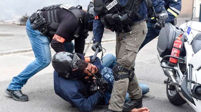 Des observateurs de manifestations de « gilets jaunes » victimes d’intimidations policières