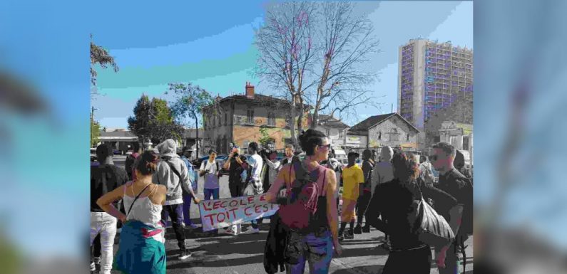 Se sentant “abandonnés”, les mineurs isolés de Marseille manifestent pour avoir un toit sur la tête