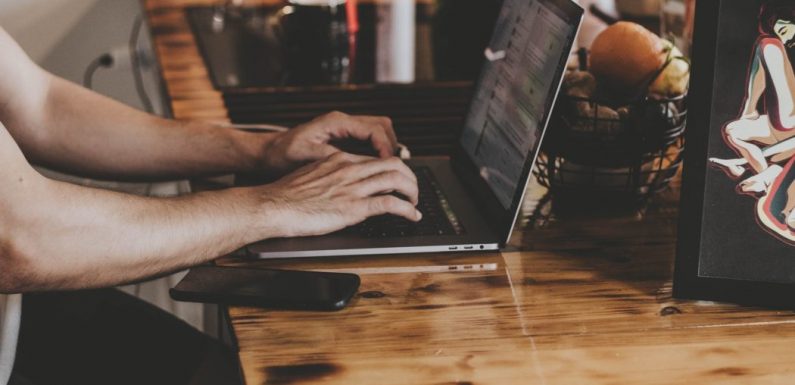 L’intelligence artificielle de Microsoft génère de faux commentaires sur le web