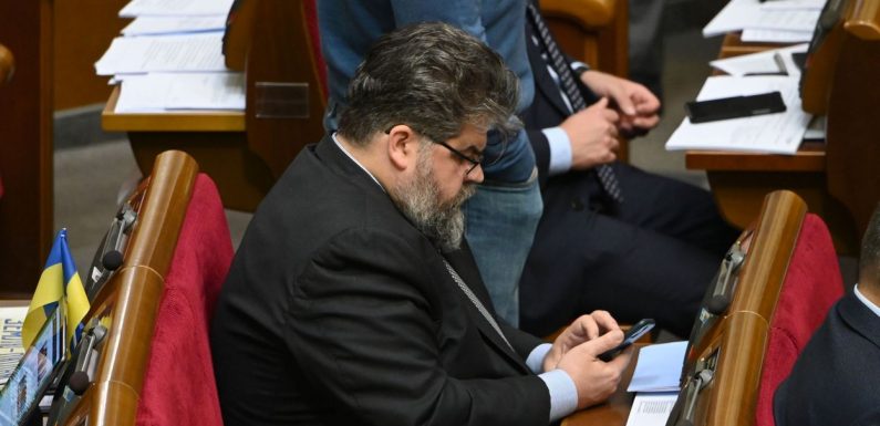 Un député ukrainien surpris en train de chatter avec une prostituée pendant la session parlementaire