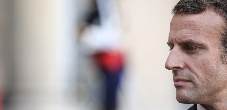 Mères voilées en sortie scolaire : pendant que sa majorité se déchire, Macron joue à ni oui ni non