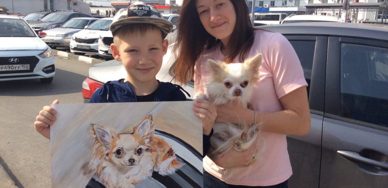 À 9 ans, il échange ses peintures contre de la nourriture pour aider les animaux des refuges