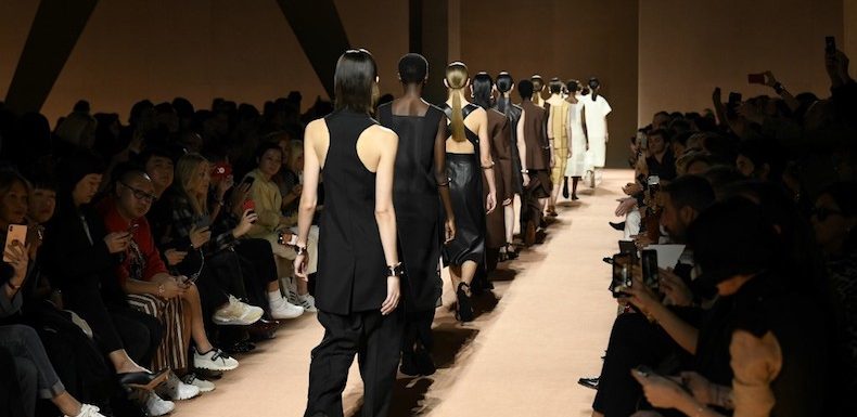 Fashion week, le défilé des stars… et des petites mains