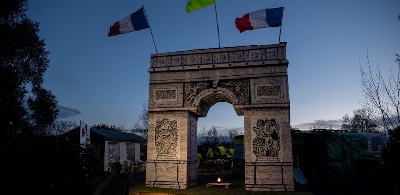 Symbolique : l’État détruit les œuvres des gilets jaunes… mais inaugure les sculptures de Jeff Koons
