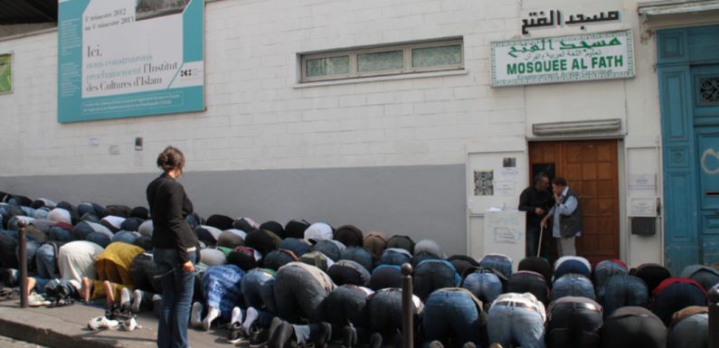 Pendant ce temps-là, devant une mosquée de Paris dans le 18ème arrondissement…