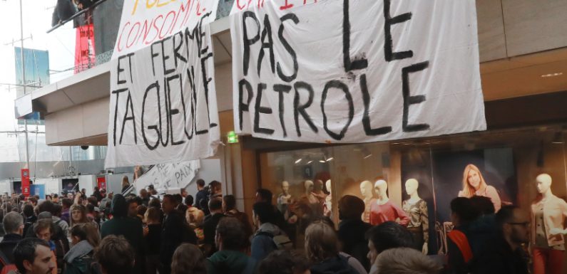 VIDEO. Climat: Extinction Rebellion occupe le centre commercial Italie 2 à Paris
