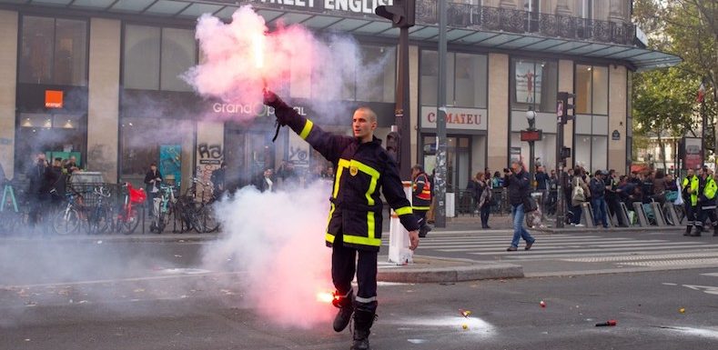 « L’humain est passé à la trappe » : pompiers et personnels hospitaliers font entendre leur colère à Paris