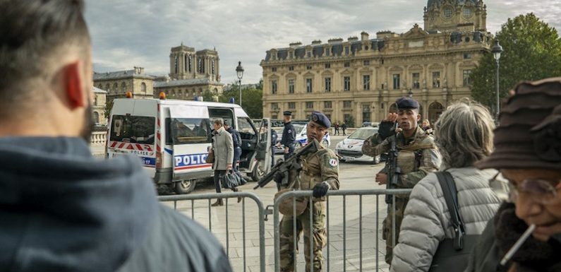 Le tueur de la Préfecture a pu avoir accès à la liste des policiers infiltrés dans les mosquées, révèle le « Canard »