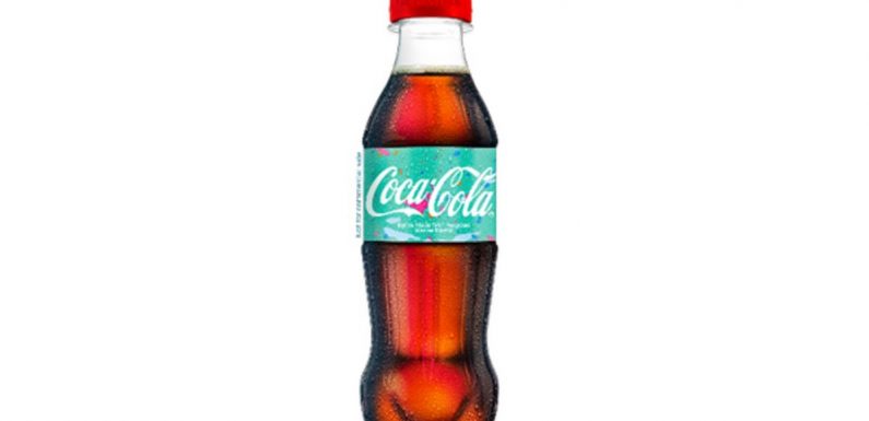 Coca-Cola dévoile la première bouteille issue du plastique récupéré en mer puis recyclé