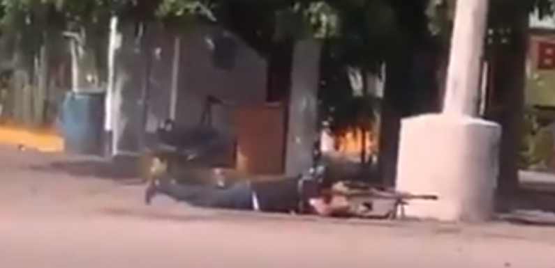 Vidéos : des narcos mexicains tirent à l’arme lourde en pleine rue après l’arrestation du fils d’El Chapo