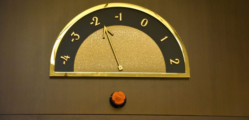 Ascenseurs : le gouvernement arrive à monter tout le monde d’un niveau vers le bas