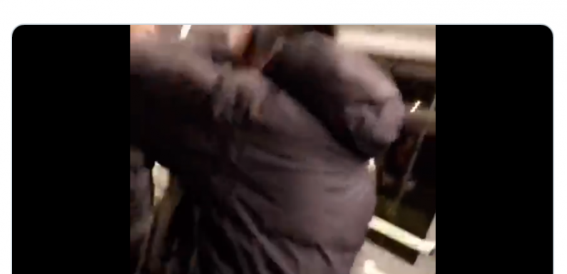 Agressé par des racailles, il utilise sa bombe lacrymogène dans le bus