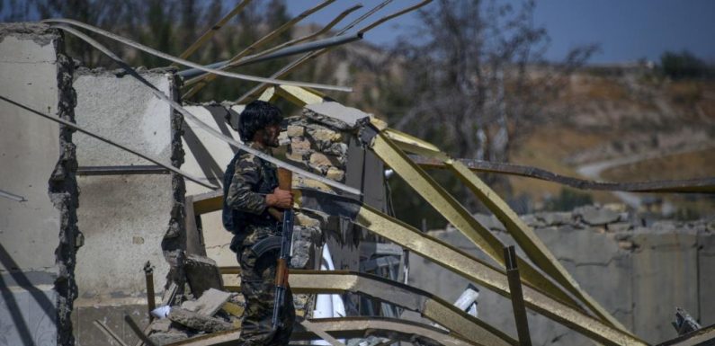 L’Afghanistan bouleversé par la photo d’une fillette devant le corps de son père