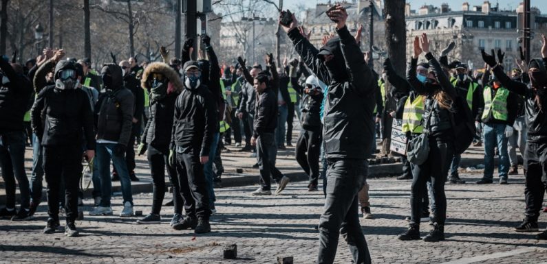 Black blocks : médiologie d’un mode action individualiste surexcité