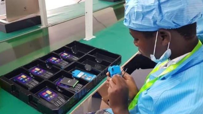 L’Ouganda lance sa première usine de fabrication de téléphones portables