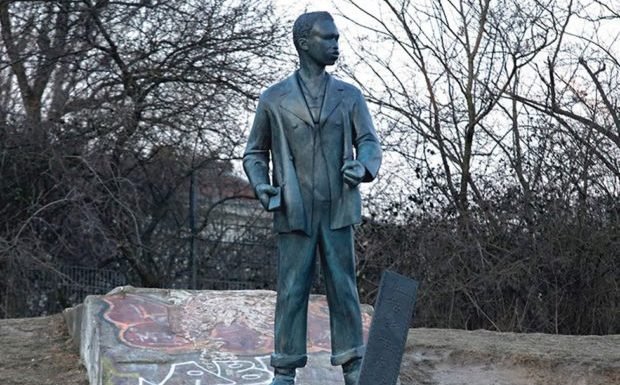 Berlin : en accord avec la Ville, un artiste érige une statue en hommage aux dealers de drogue dans le parc de Görlitz
