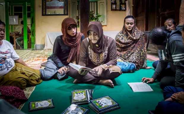 Indonésie : dans la seule école musulmane pour femmes transgenres au monde